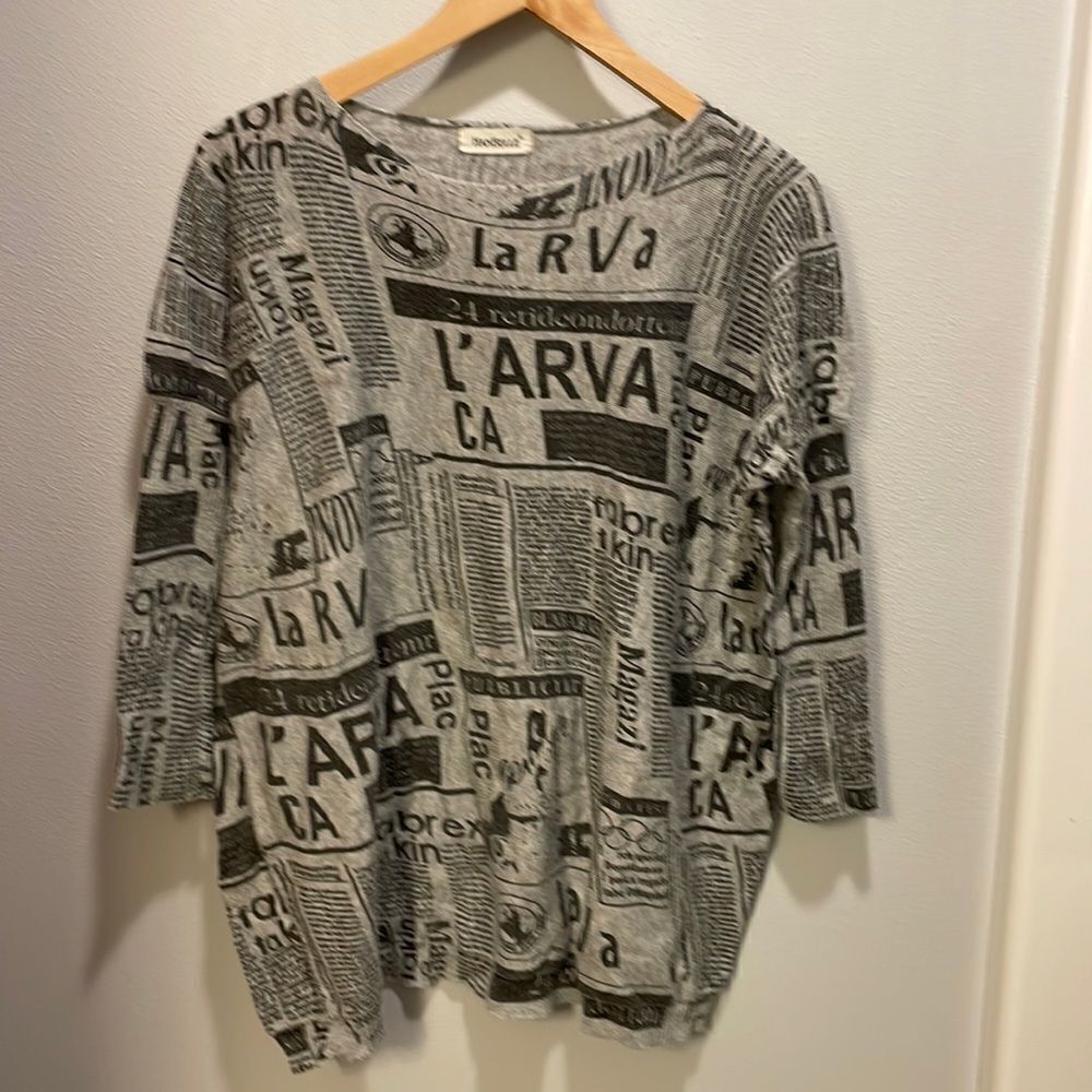 Han Belle newsprint woman’s three quarter length sleeve top